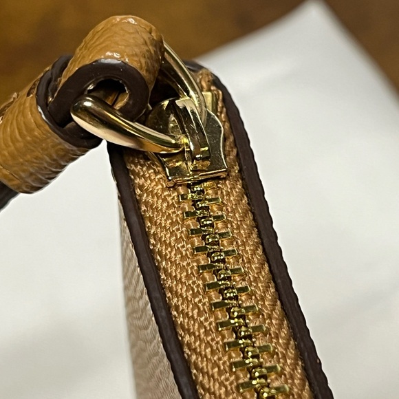 NWOT COACH CORNER ZIP WRISTLET, TAUPE/GOLD Style No. GI979 - Picture 4 of 8